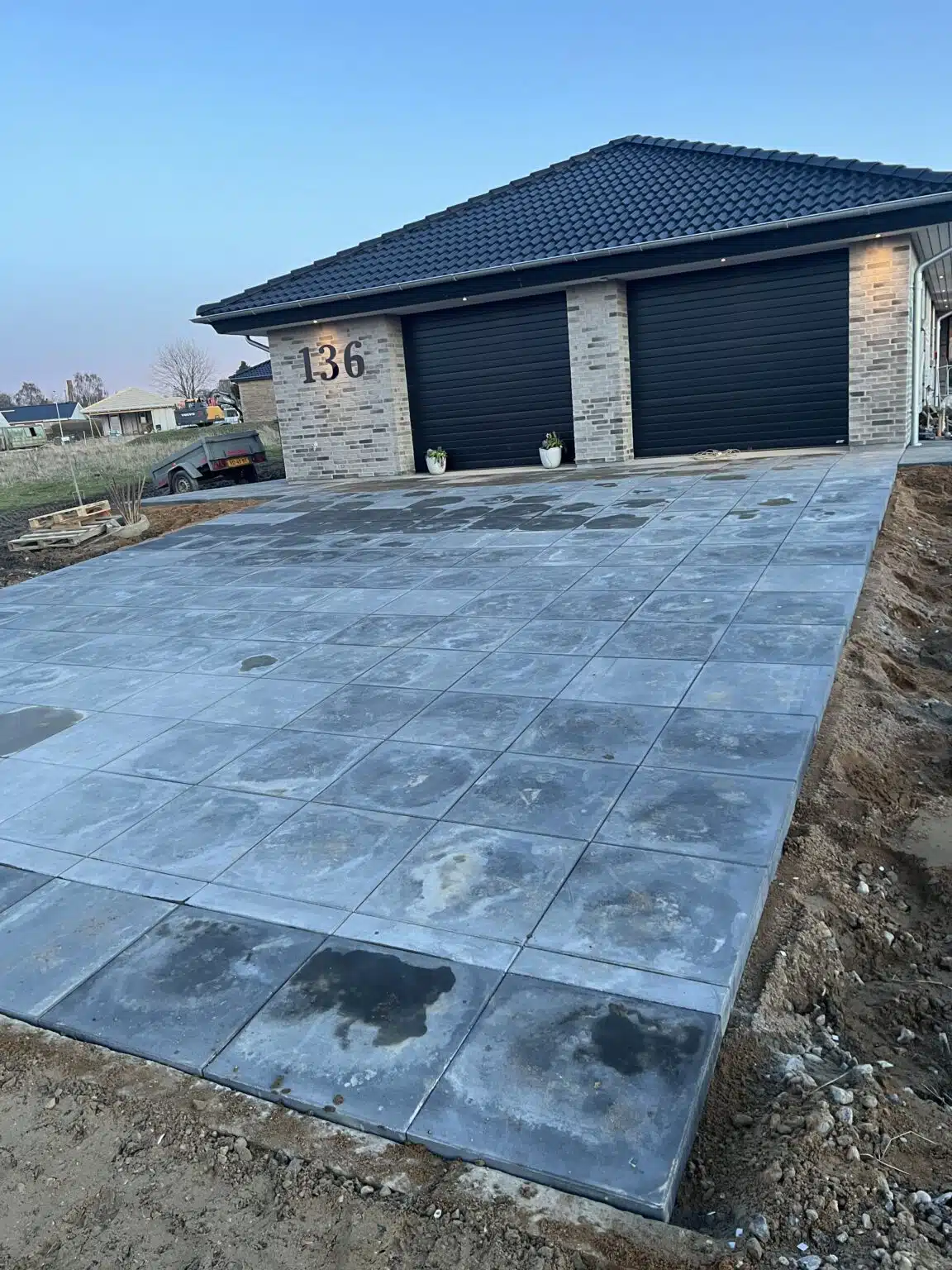 Skal du have lagt en ny belægning på ejendommen kan vi klare det for dig. Vi kan både sørge for opgaver hvor der skal belægges uden om huset, ved indkørslen, på terrasse eller i haven.